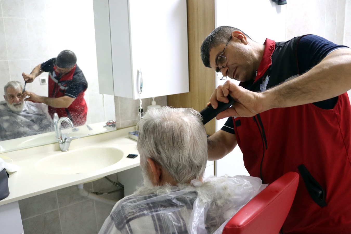 BAYRAM ÖNCESİ BÜYÜKLERİMİZE ANLAMLI HİZMET