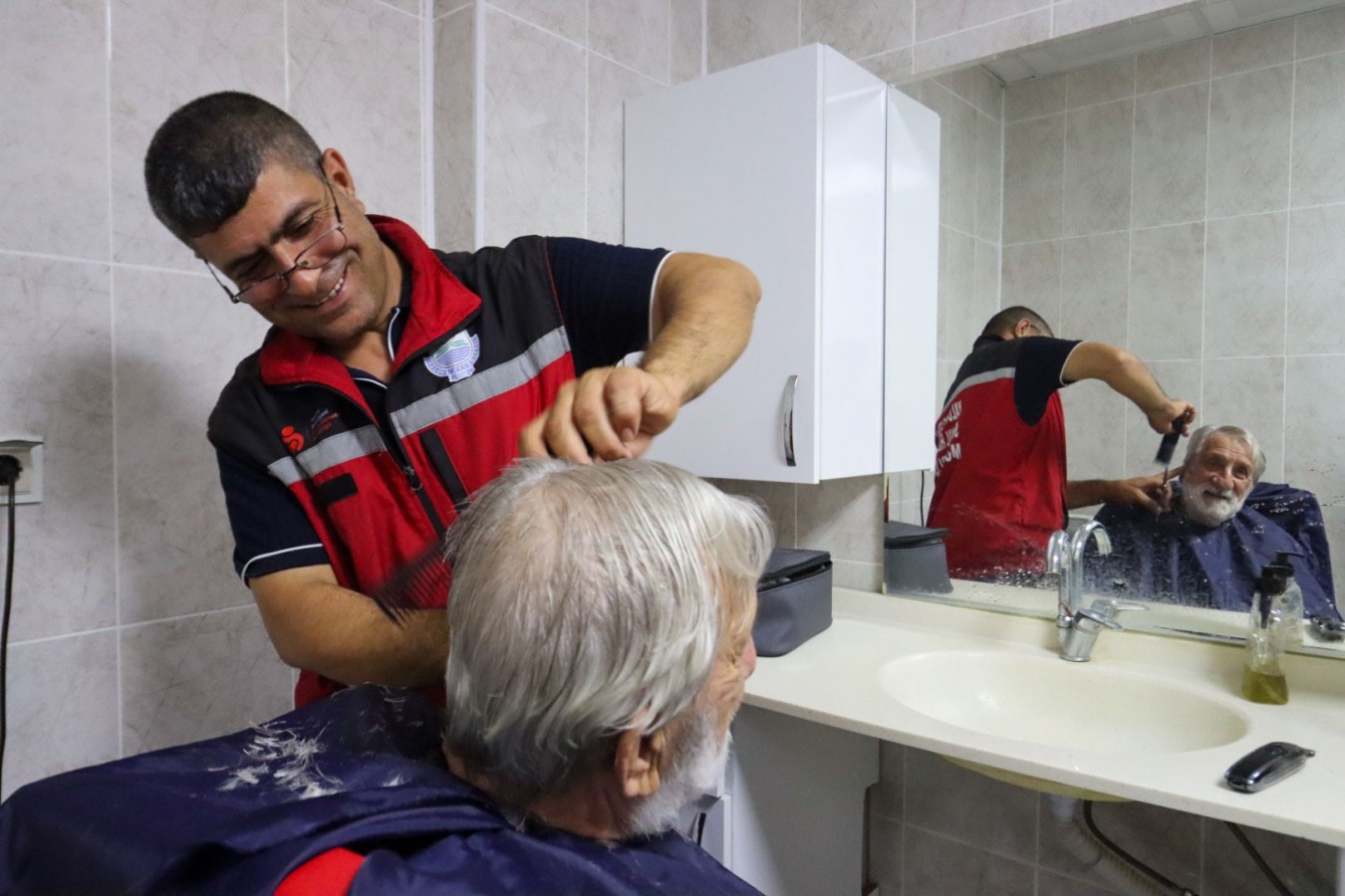 HUZUREVİ SAKİNLERİMİZE KUAFÖRLÜK HİZMETİ