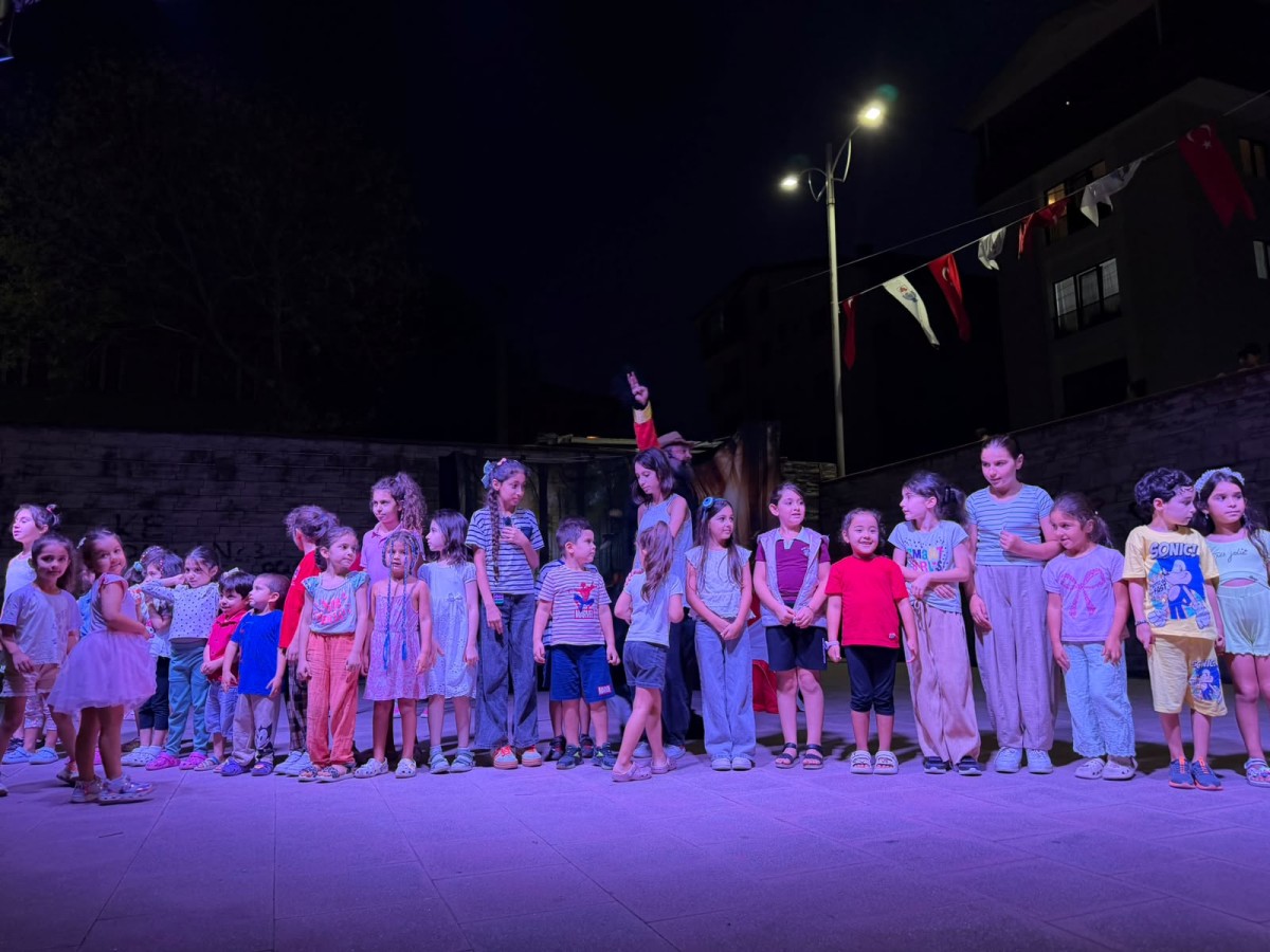 İSMETPAŞA MAHALLESİ'NDE ÇOCUKLAR 'KIRMIZI BAŞLIKLI KIZ' İLE EĞLENDİ