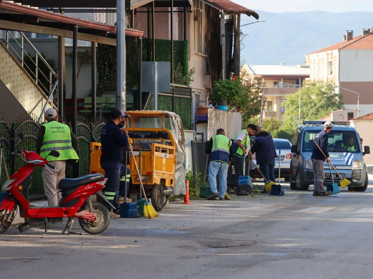 YALOVA BELEDİYESİ 60 KİŞİLİK EKİPLE İKİ MAHALLEDE