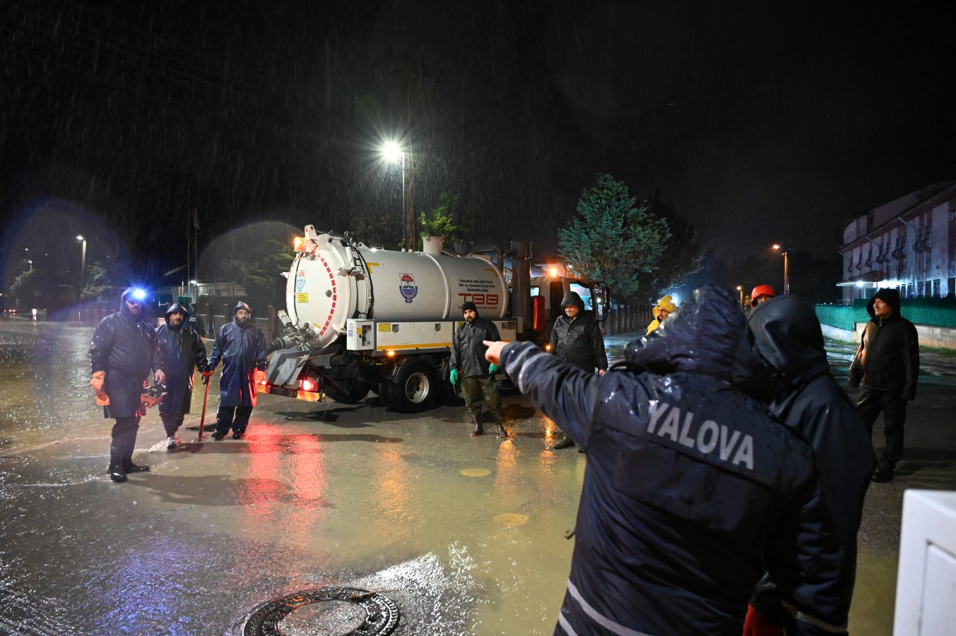 YALOVA BELEDİYESİ TÜM GÜCÜYLE SAHADAYDI