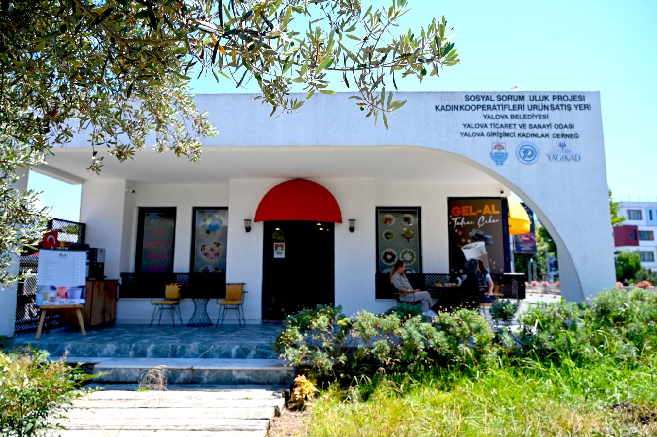 YALOVA’NIN YEREL HEDİYELİK ÜRÜNLERİ VE KADINLARIN EL EMEKLERİ BU NOKTADAN SATILIYOR