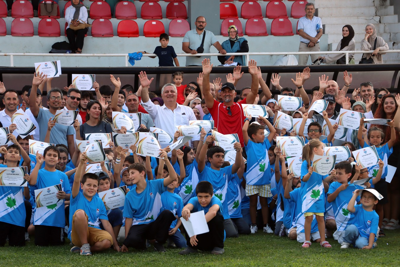 YAZ SPOR OKULLARI’NDA 482 SPORCU BELGELERİNİ ALDI